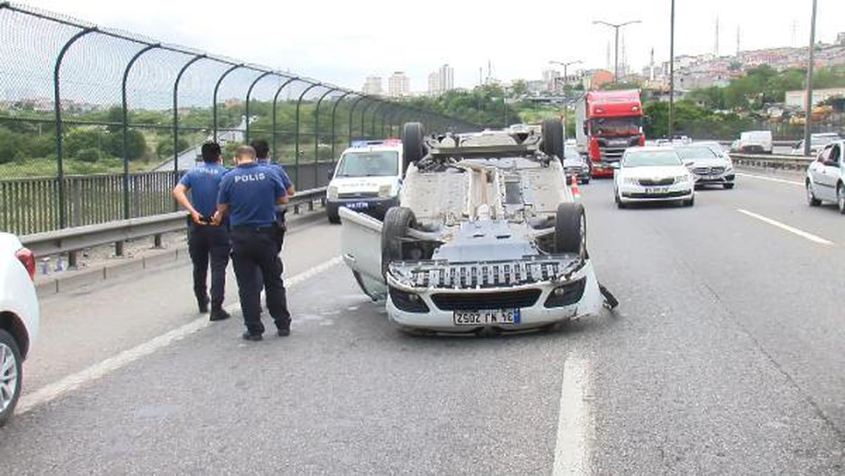 Bahçeşehir TEM\'de araç takla attı, trafik kilitlendi