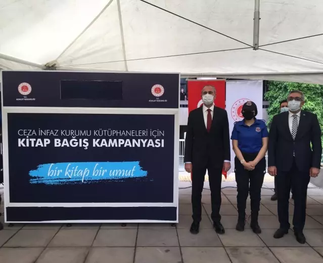 Bakan Gül, 'Bir Kitap Bir Umut' kampanyasındaki ilk kitap bağışını Ankara Adliyesi'nden başlattı