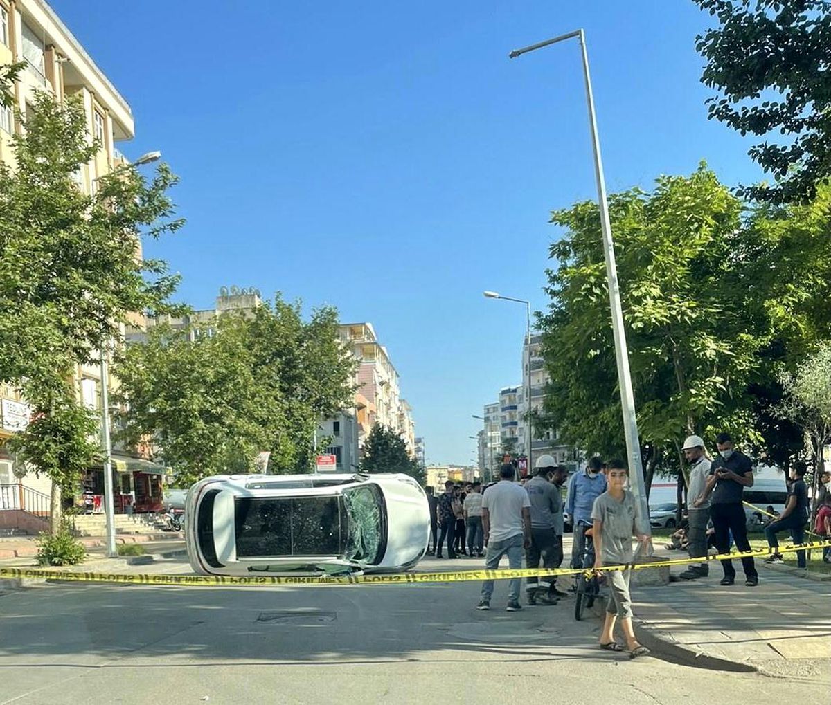 Batman\'da direksiyon hakimiyetini kaybeden araç direğe çarptı: 1 yaralı