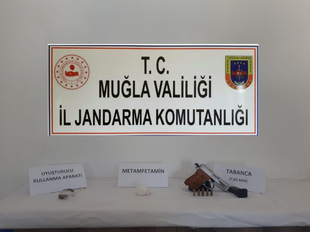 Bodrum\'da yol kontrolünde araçlarında uyuşturucu bulunan 2 şüpheli yakalandı