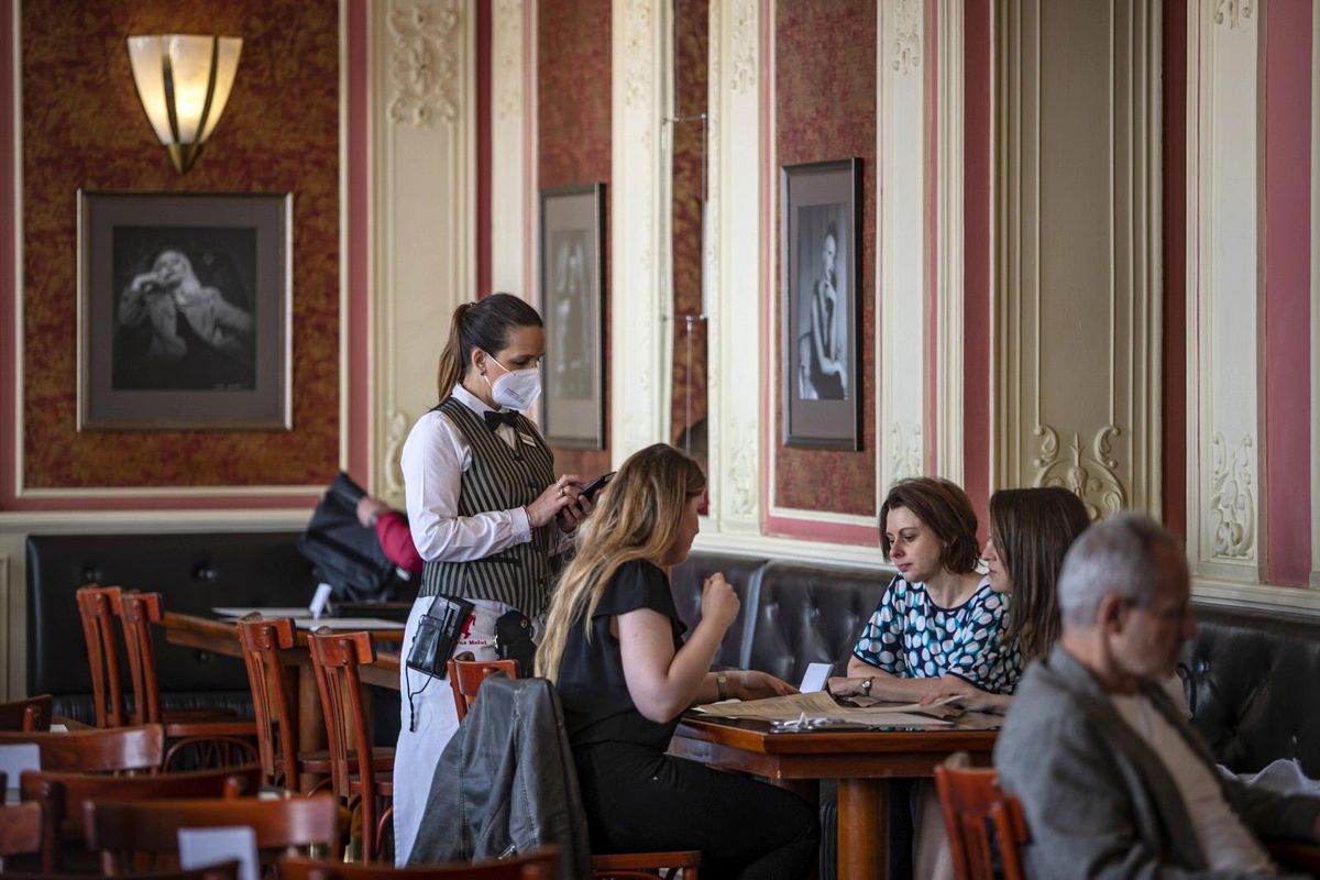 Çekya\'da kafe ve restoranlar yeniden açıldı