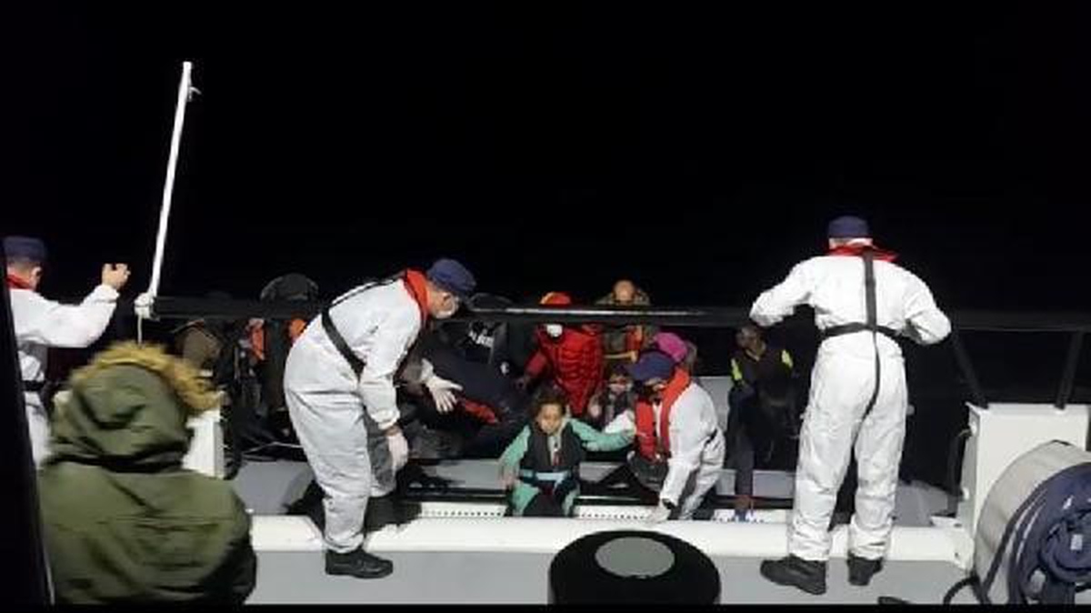 Çeşme açıklarında 74 kaçak göçmen kurtarıldı
