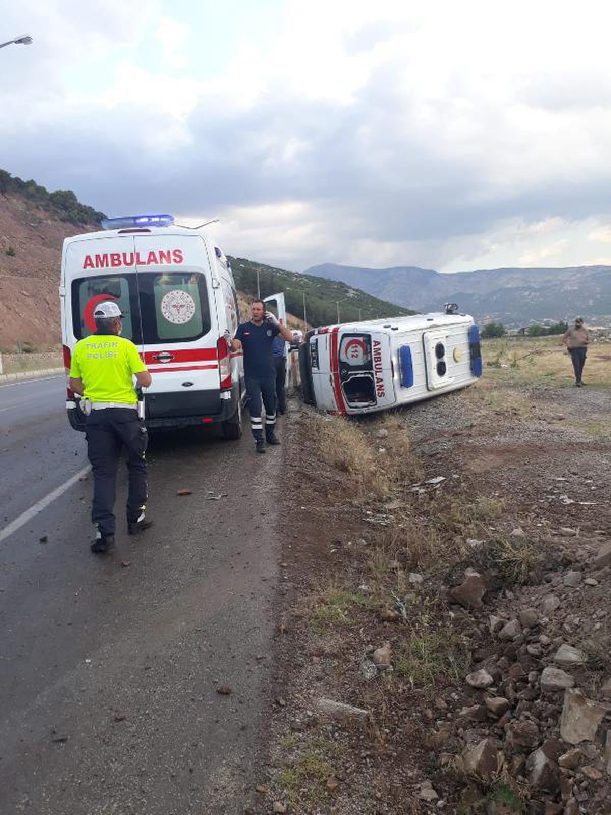 Son dakika: Denizli\'de ambulans devrildi: 4 yaralı