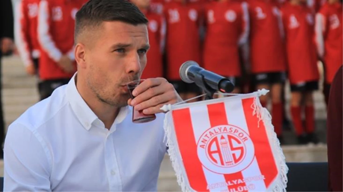 Podolski, Antalyaspor ile yollarını ayırdı