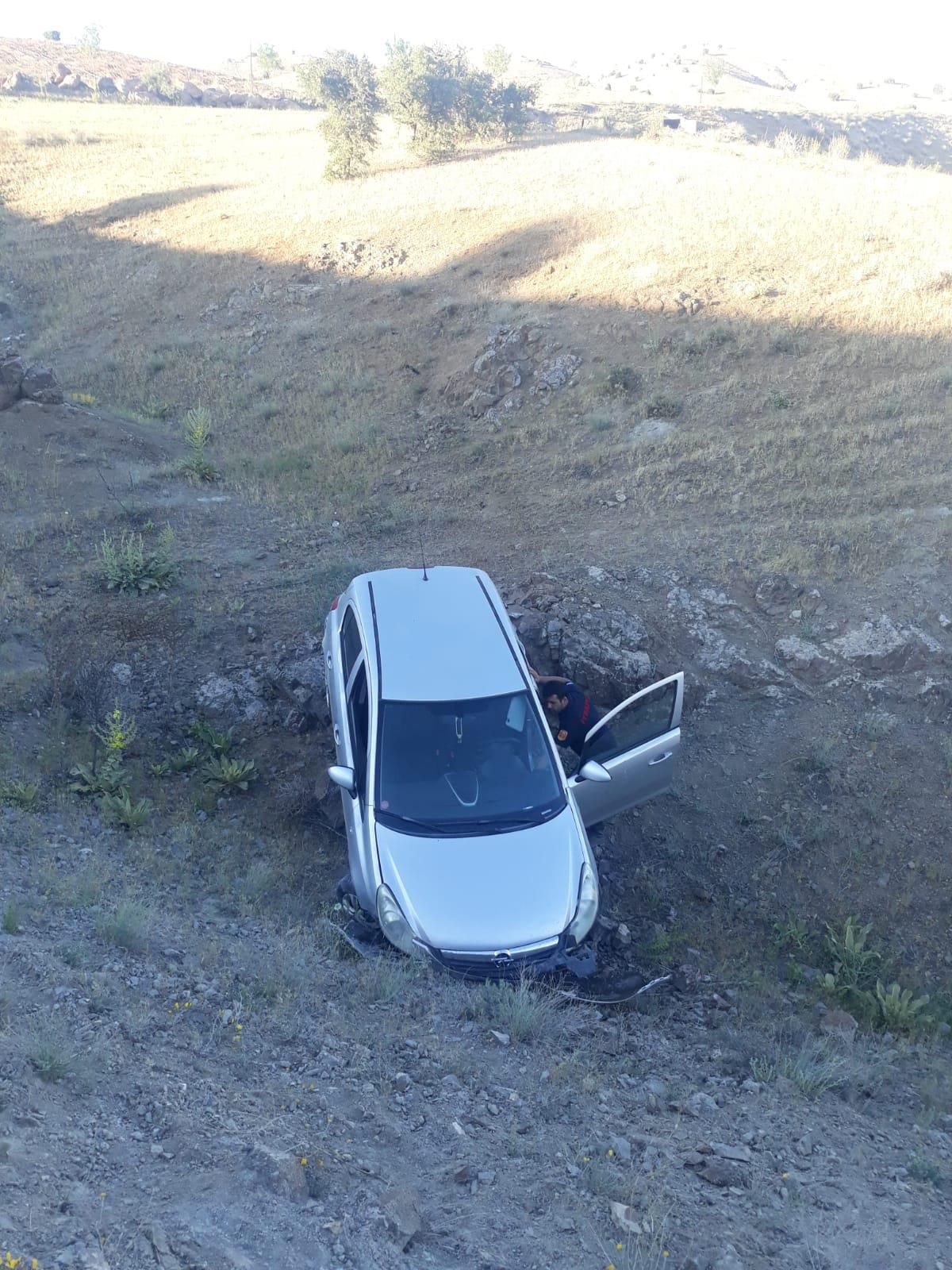 Elazığ\'da şarampole devrilen otomobilin sürücüsü yaralandı