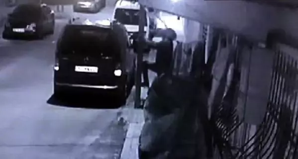 ELEKTRİK DİREĞİNE TIRMANARAK EVE GİREN HIRSIZ KAMERADA