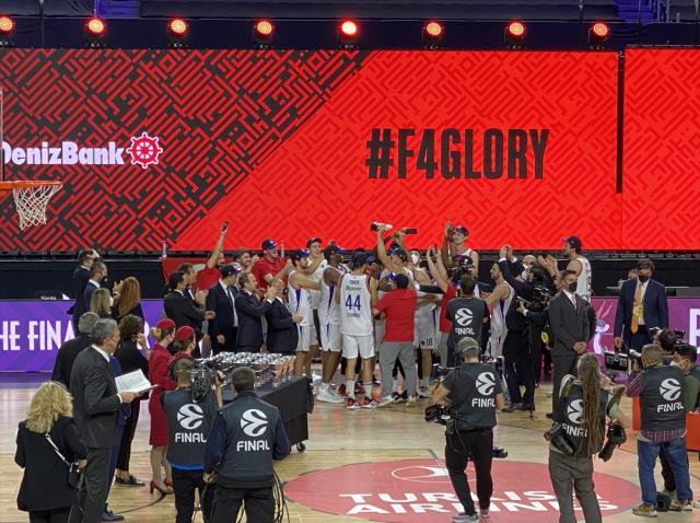 EuroLegue şampiyonu Anadolu Efes'e siyasilerden tebrik mesajı yağdı - Son Dakika Spor