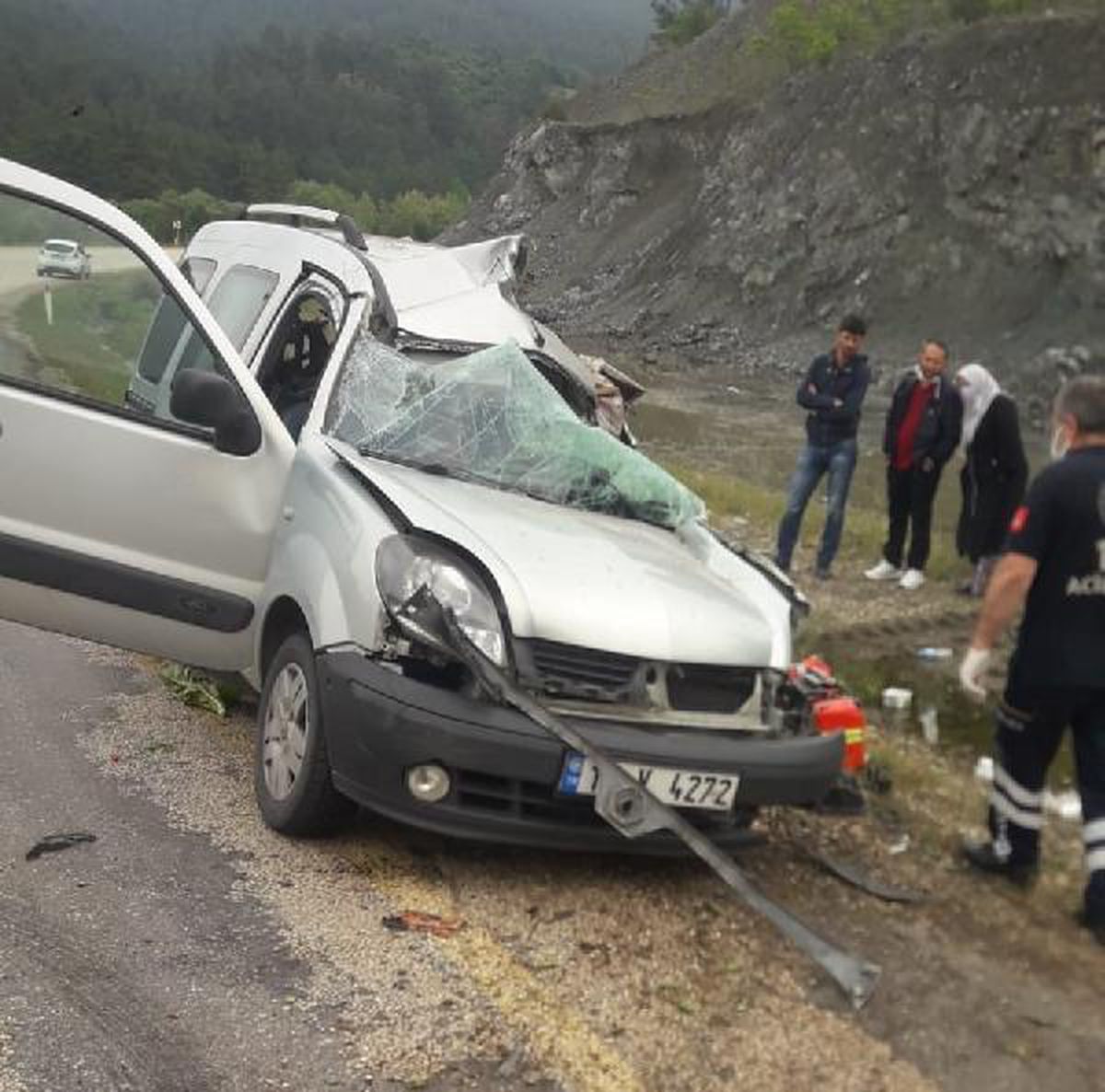 Hafif ticari araçla kamyonet çarpıştı; 1 ölü, 2 yaralı