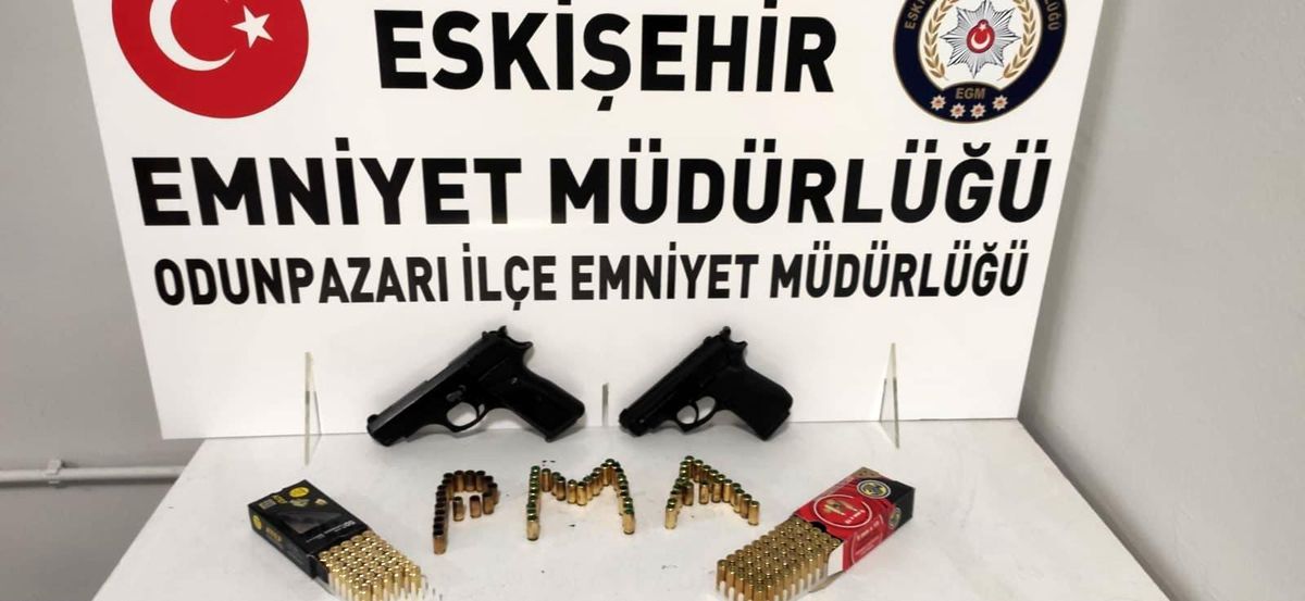 Hava açılan ateşin sesini takip eden ekipler 3 silah ve çok sayıda mermi ele geçirdi