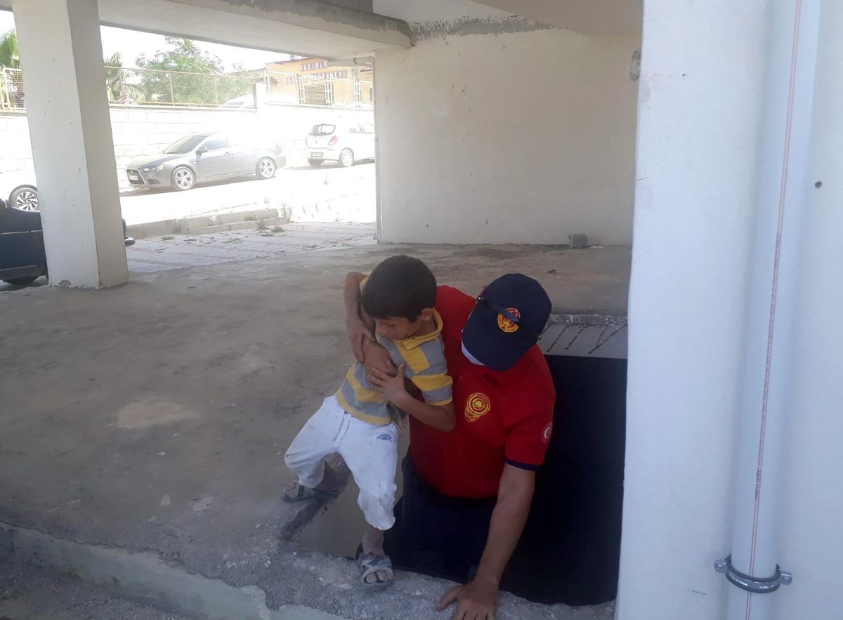 İnşaatın bodrum katına düşen çocuk kurtarıldı
