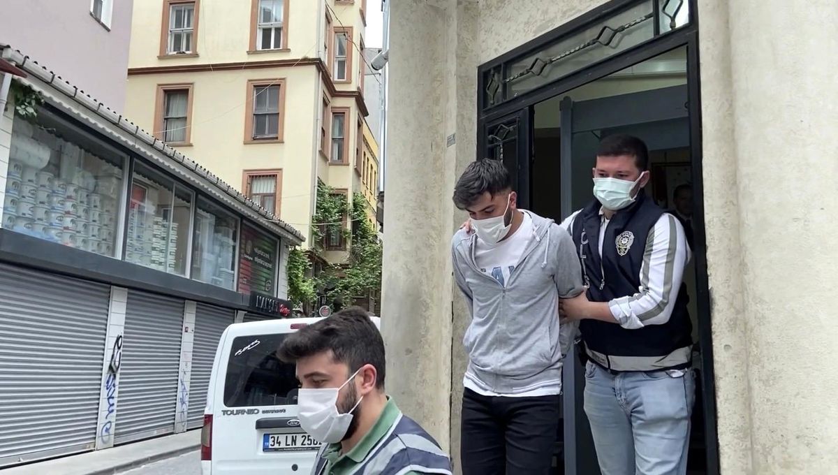 Son dakika haber! İstanbul\'da yaşlı kadını "FETÖ" yalanıyla dolandıran şahsa suçüstü baskını kamerada