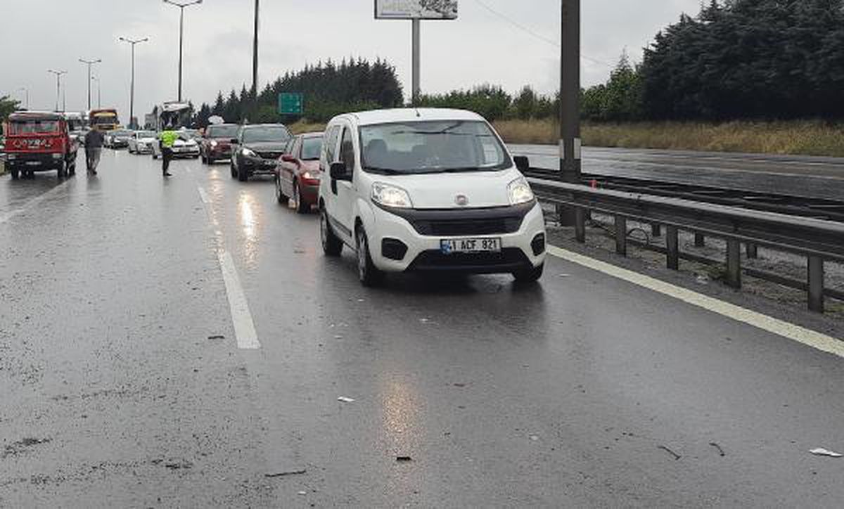 İzmit\'te, TEM Otoyolu\'nda 24 araç çarpıştı: 21 yaralı (3)