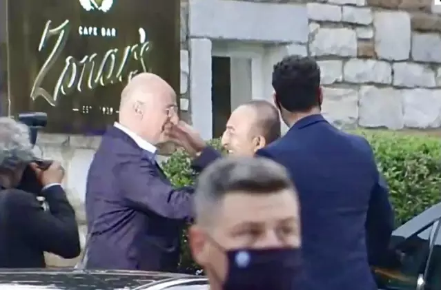 Kameralar önünde tartışmışlardı! Bakan Çavuşoğlu ile Yunan mevkidaşı sarmaş dolaş Kameralar önünde tartışmışlardı! Bakan Çavuşoğlu ile Yunan mevkidaşı sarmaş dolaş