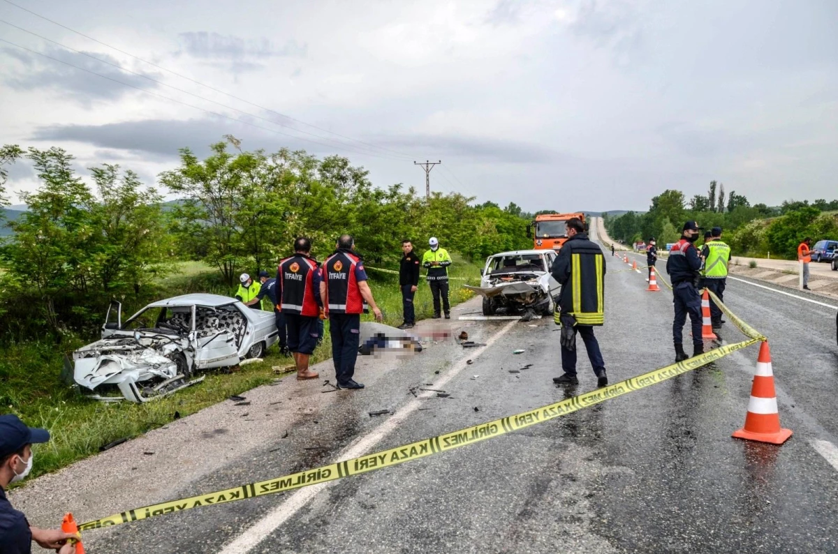 Son dakika haber... Kastamonu\'da iki otomobil kafa kafaya çarpıştı: 2 ölü, 1 Yaralı