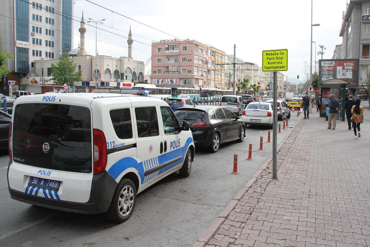 Kayseri\'de freni boşalan otomobil 3 araca çarptı: 1 yaralı