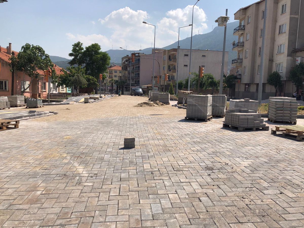 Kırkağaç\'ta prestij cadde hızla ilerliyor