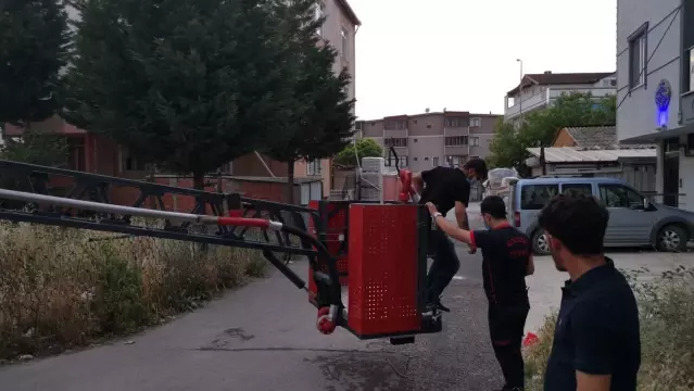 Kocaeli'de kedi yavrusunu kurtarmak için çıktığı trafoda mahsur kalan genci itfaiye kurtardı