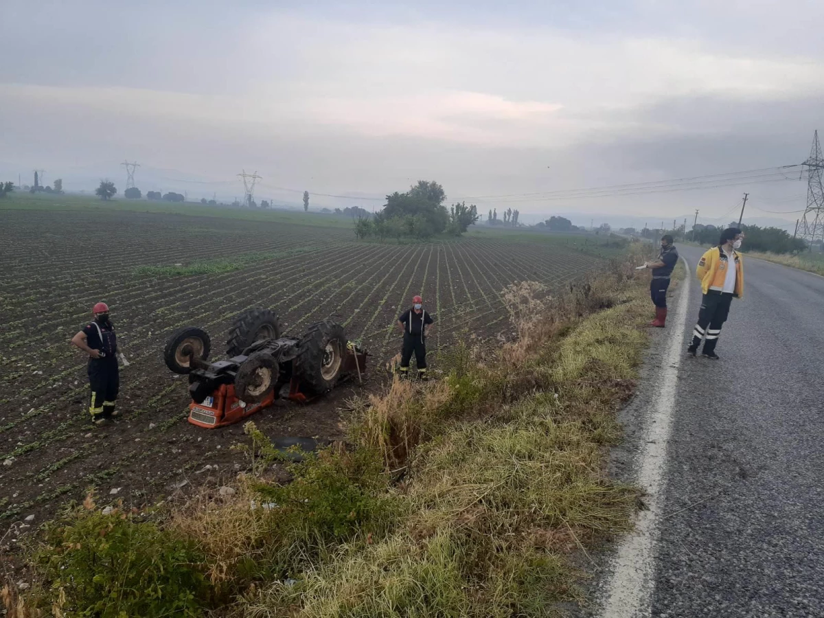 Manisa\'da devrilen traktörün sürücüsü hayatını kaybetti