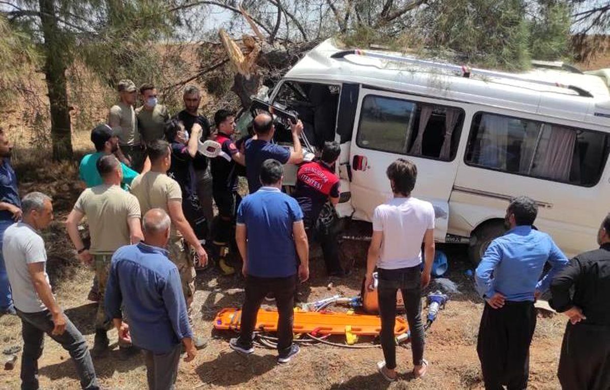 Minibüs ağacın gövdesine saplandı: 1 yaralı