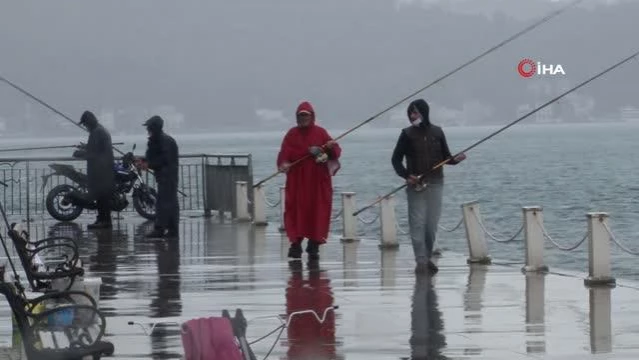Olta balıkçıları yağmurlu havaya aldırış etmedi