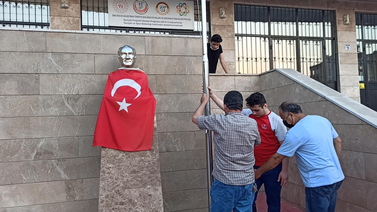 Osmaniye\'de gençlerin bayrak hassasiyeti takdir topladı