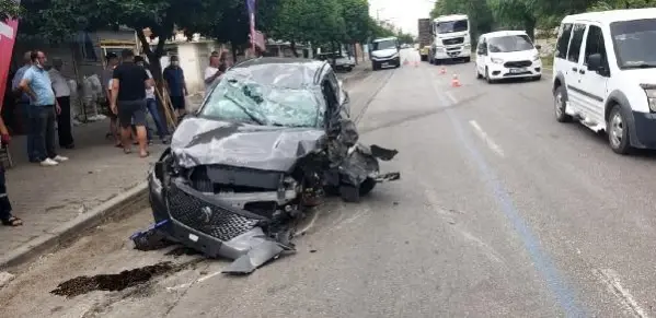 Oyuncu İlker Aksum, motosiklete çarpmamak için manevra yapınca takla atmış