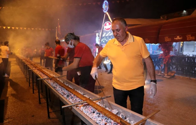 Restoranların açılışını 35 metrelik kebap yaparak kutladı