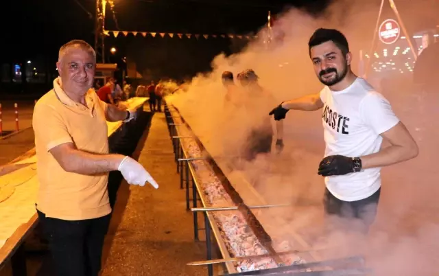 Restoranların açılışını 35 metrelik kebap yaparak kutladı