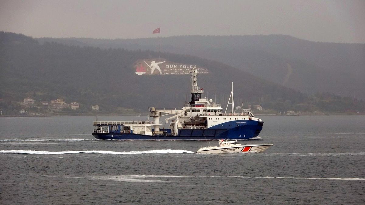 Son dakika haber: Rus askeri römorkörü \'Sergey Balk\' Çanakkale Boğazı\'ndan geçti
