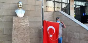 Rüzgarda yere düşen Türk bayrağını dalgalandırmak için seferber oldular