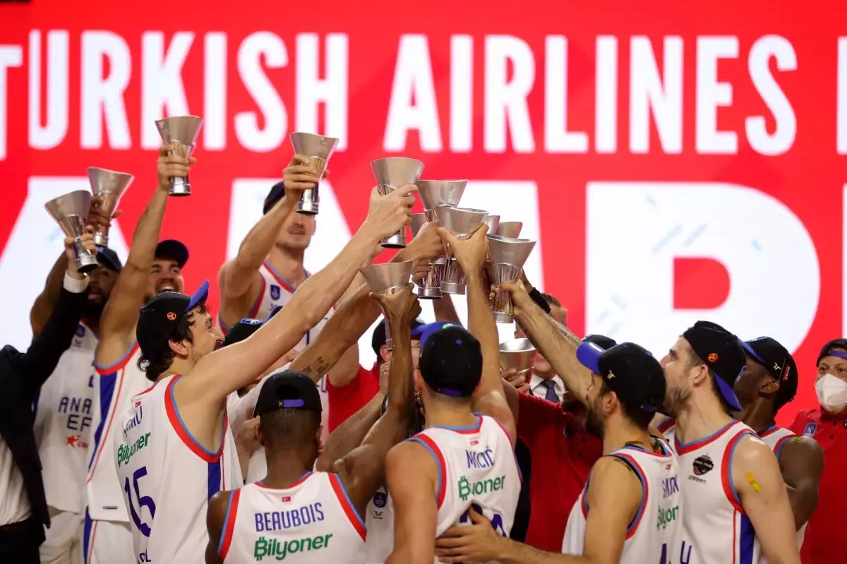 Şampiyon Anadolu Efes kupasını aldı