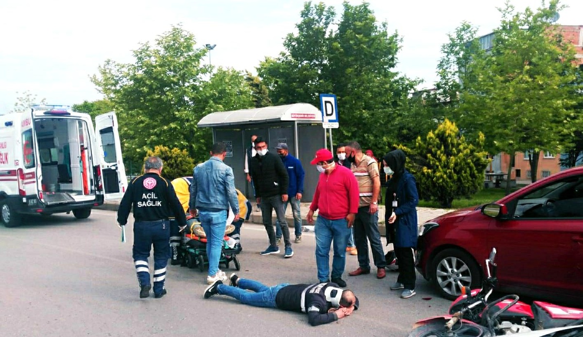 Samsun\'da motosiklet otomobile çarptı: 2 yaralı