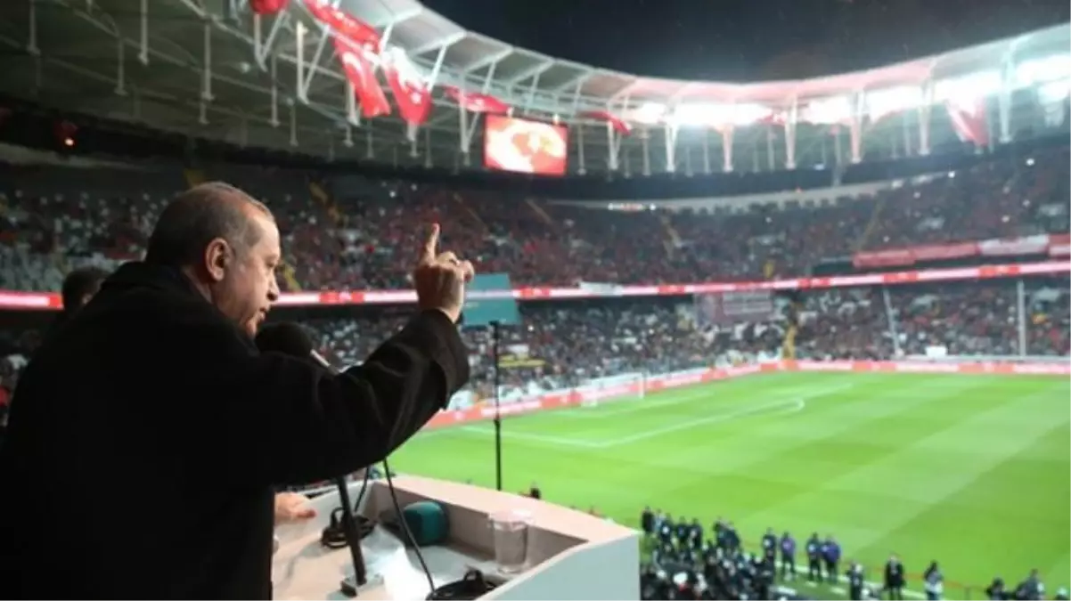 Son Dakika: Cumhurbaşkanı Erdoğan, Süper Lig\'de yeni sezonda tribünlerin dolacağının müjdesini verdi