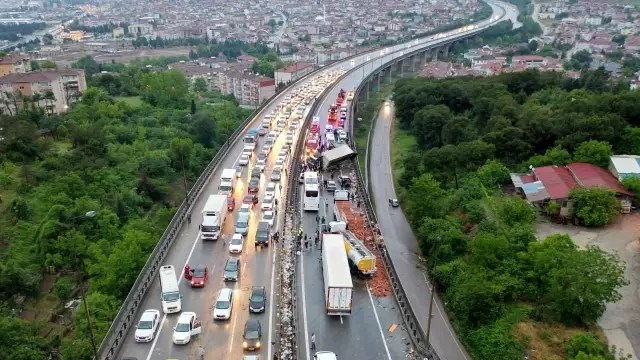 TEM'de zincirleme kazada 20'den fazla araç birbirine girdi: 15 yaralı