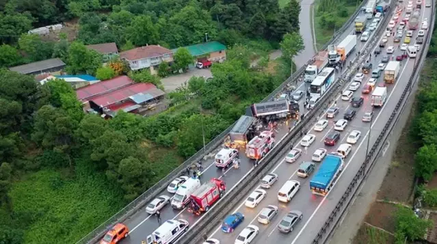 TEM'de zincirleme kazada 20'den fazla araç birbirine girdi: 20 yaralı TEM'de zincirleme kazada 20'den fazla araç birbirine girdi: 20 yaralı