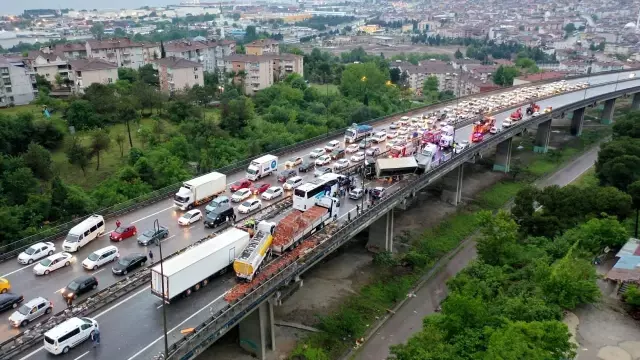 TEM'de zincirleme kazada 20'den fazla araç birbirine girdi: 15 yaralı