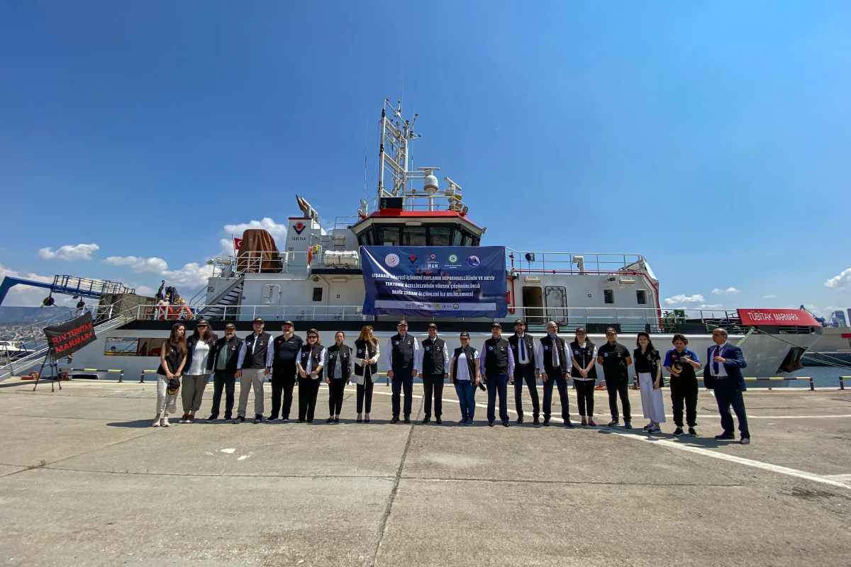 TÜBİTAK Marmara Araştırma Gemisi, deprem araştırma seferi için İzmir\'den uğurlandı (3)