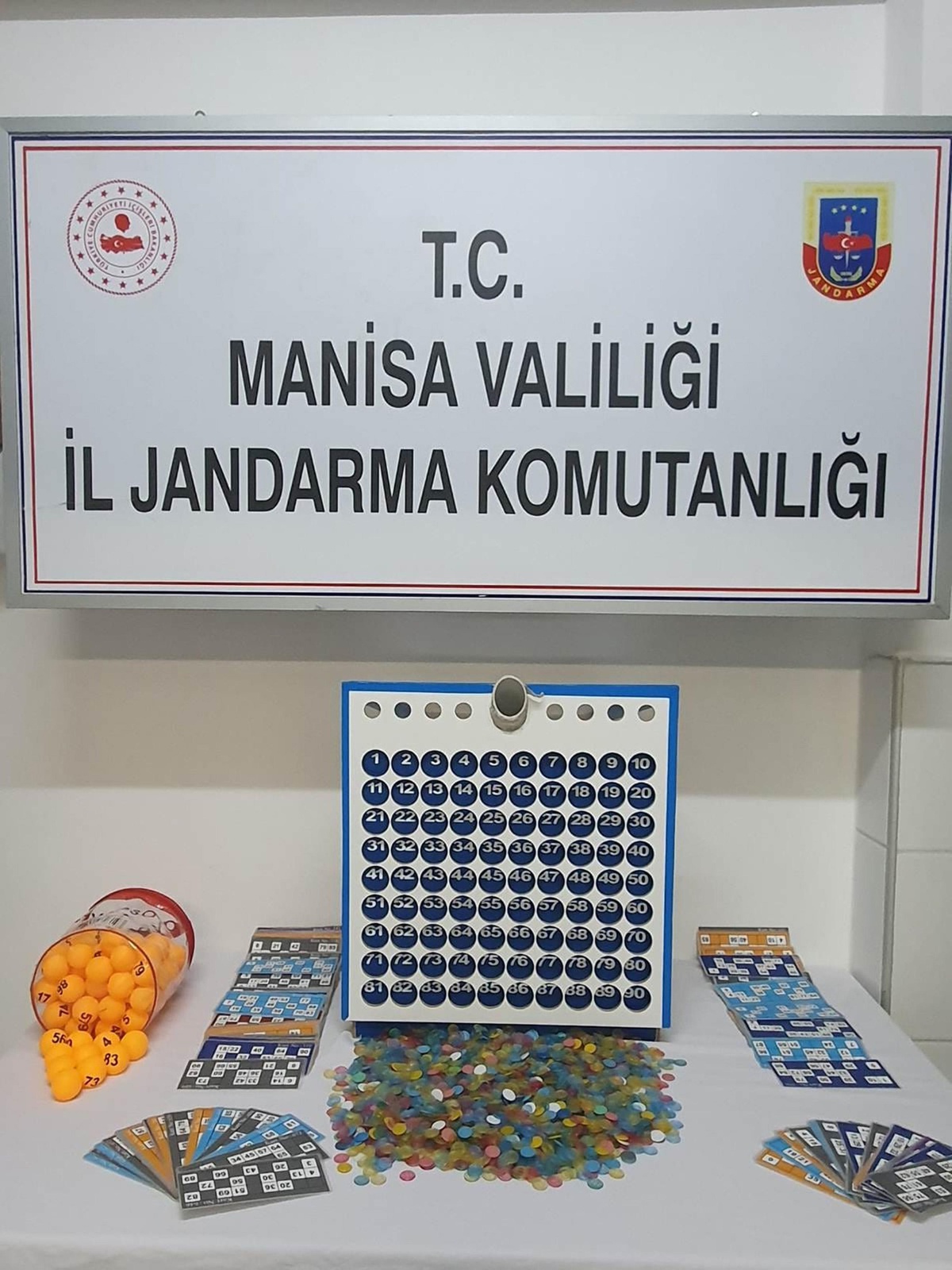 Turgutlu\'da kumar oynadığı belirlenen 50 kişiye para cezası verildi