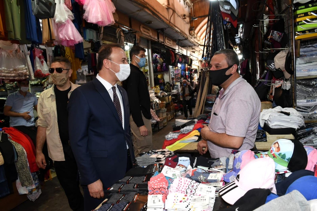 Vali açılma öncesi çarşı esnafını ziyaret etti