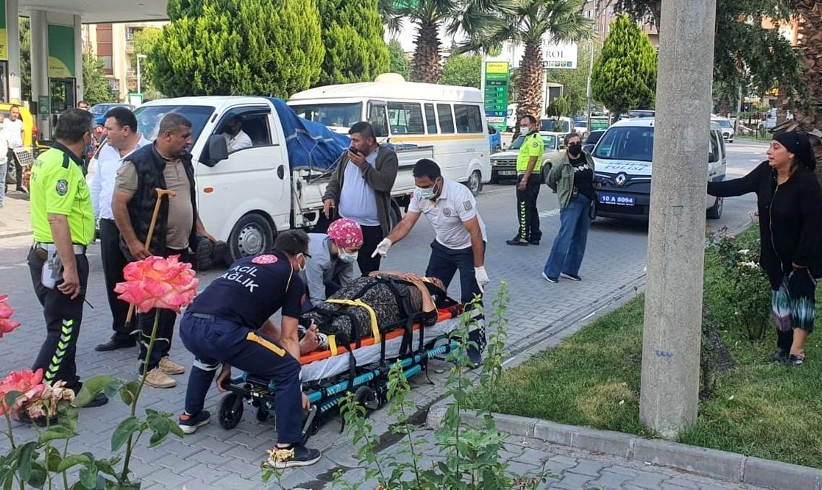 Yaşlı kadın elektrikli bisikletten düştü