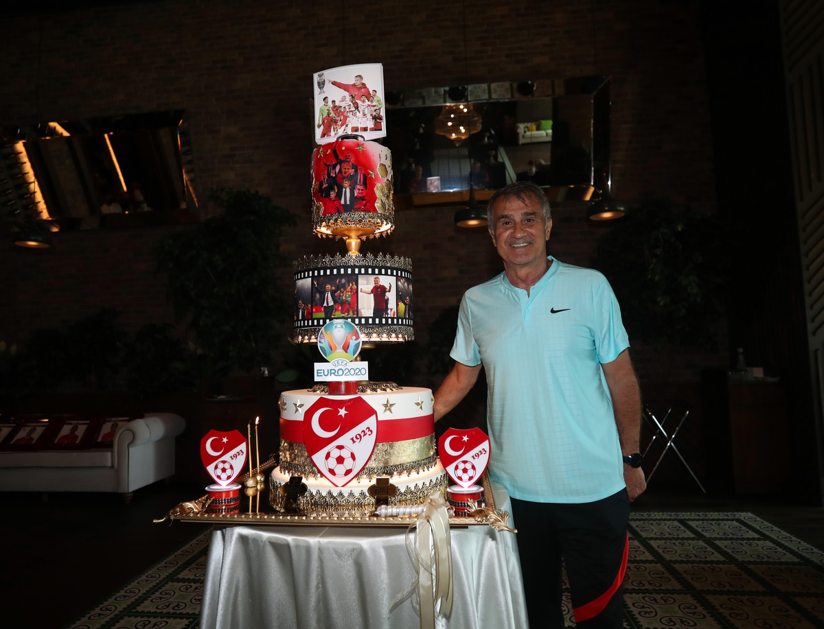 A Milli Futbol Takımı\'nda Şenol Güneş\'e doğum günü kutlaması