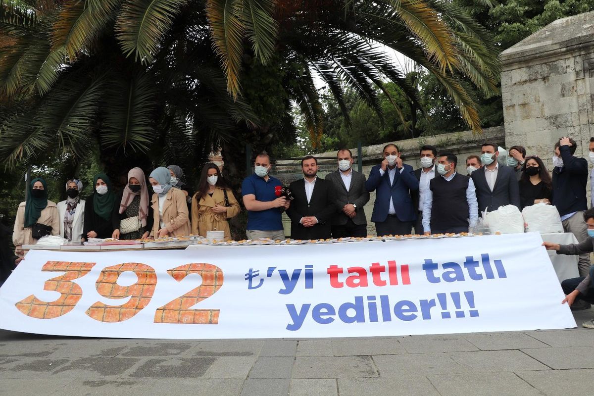 AK Parti\'li gençlerden İBB\'ye \'baklavalı\' protesto