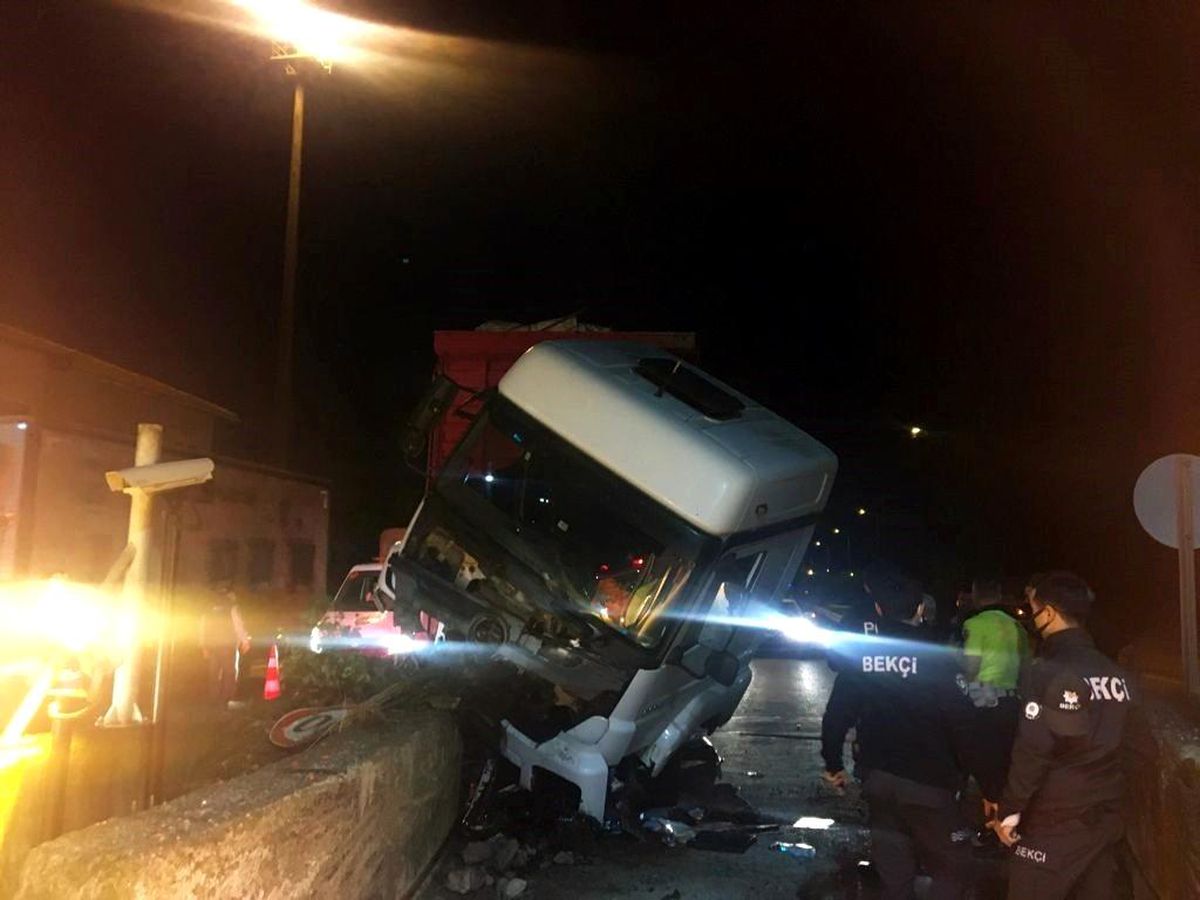 Alkollü kamyon sürücüsü otoyol gişelerindeki beton bariyere çarptı, araç hurdaya döndü