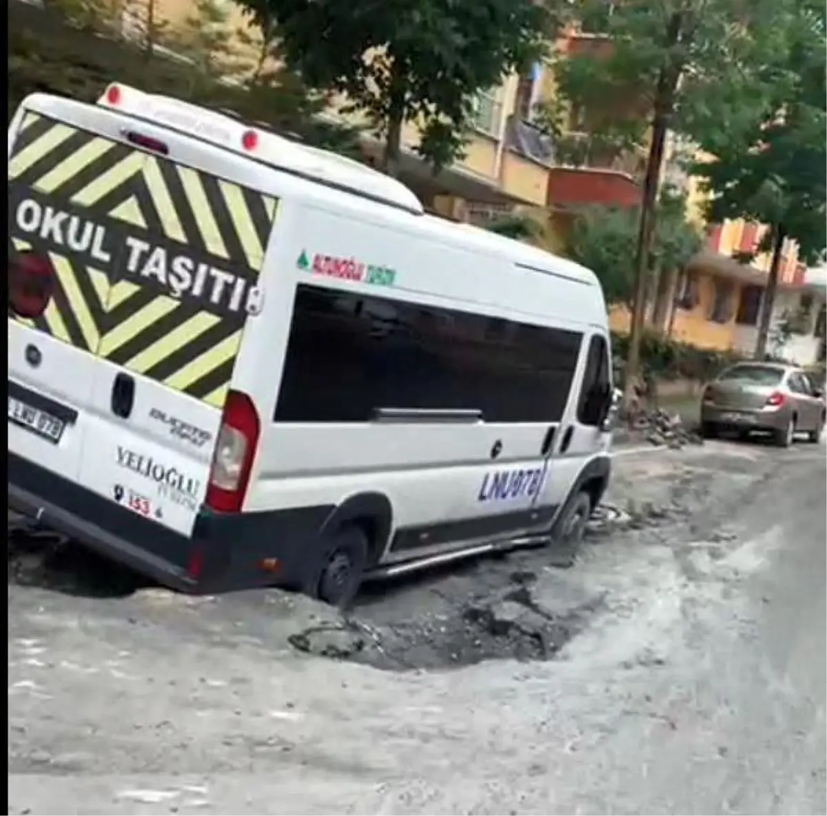 AVCILAR\'DA YAĞMUR YAĞDI, YOLDA ÇÖKMELER MEYDANA GELDİ