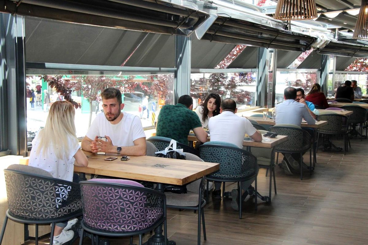 AVM\'ler kafe ve restoranların açılmasıyla hareketlilik bekliyor