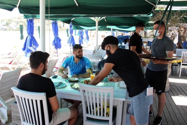 Bodrum'da vatandaşlar kafe ve restoranlara akın etti