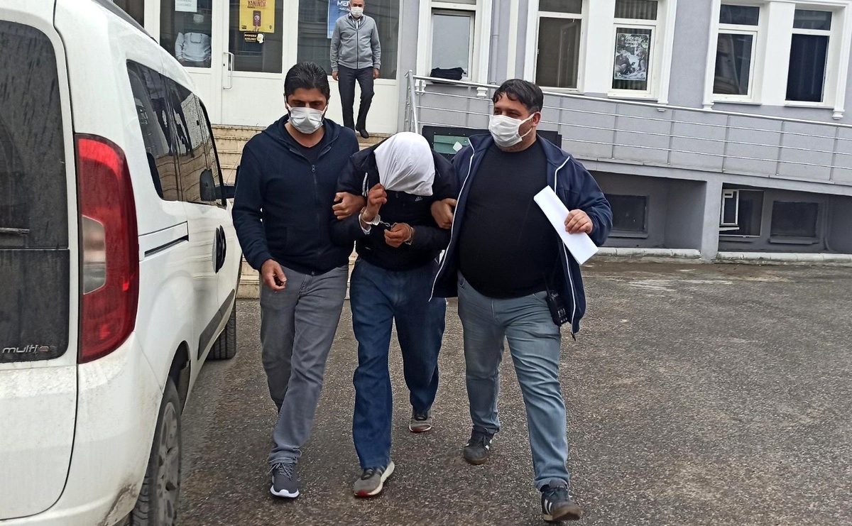Çaldığı malları taksiye yüklerken yakalandı