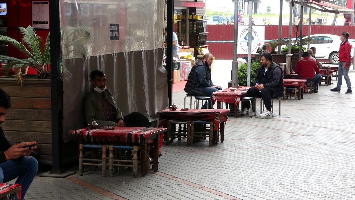 Çayın başkentinde Rizeliler özledikleri çay tadı için ilk günden çay ocaklarını doldurmaya başladı