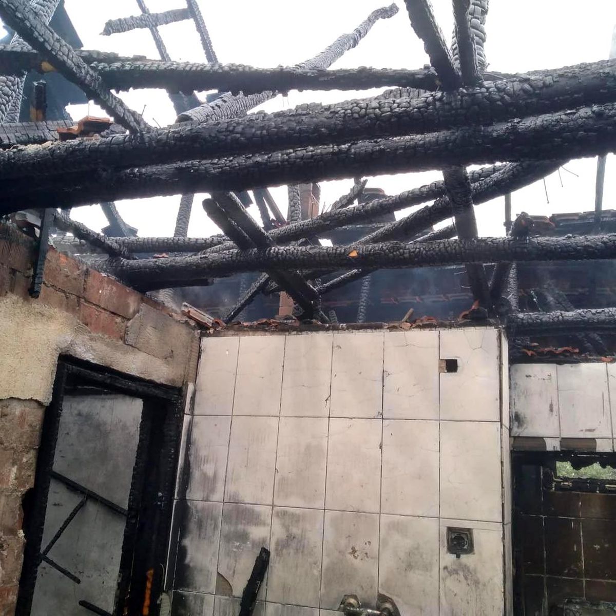 Çıkan yangın evi kullanılamaz hale getirdi