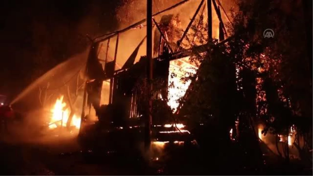 Son dakika haber... Çıkan yangında iki katlı ahşap ev ile traktör yandı